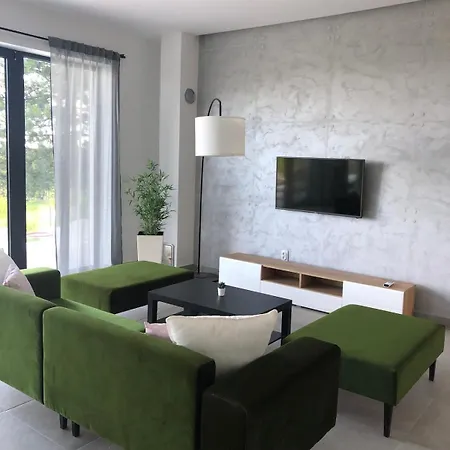 Cheerful 3 Bedroom With Pool In Nature