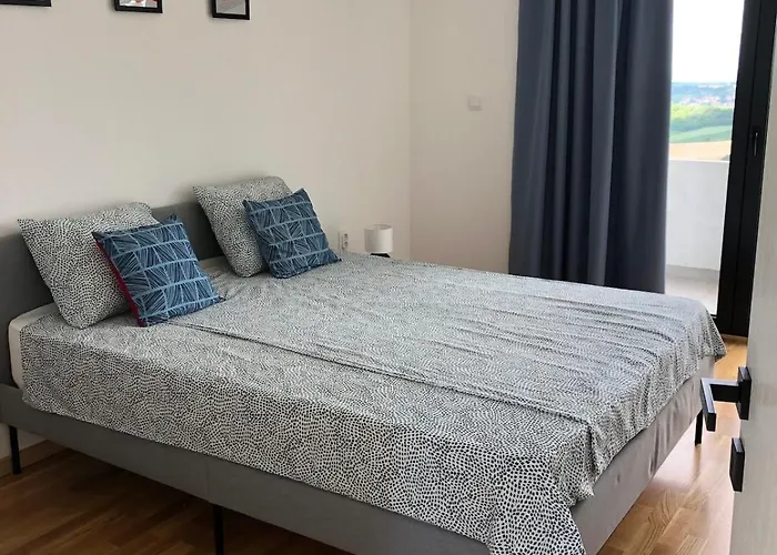 Cheerful 3 Bedroom With Pool In Nature